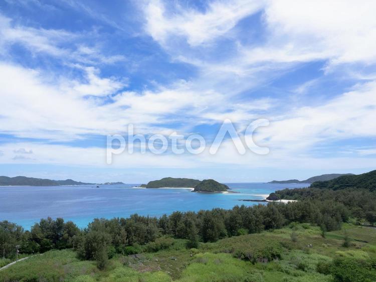 座間味島から眺める安室島（沖縄県）