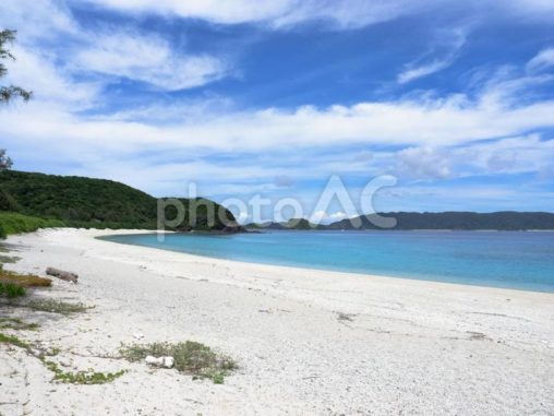 広くて白い砂浜と青く美しい海