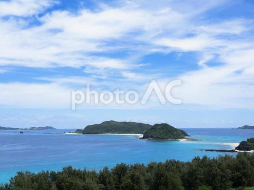 座間味島から眺める安室島（沖縄県）