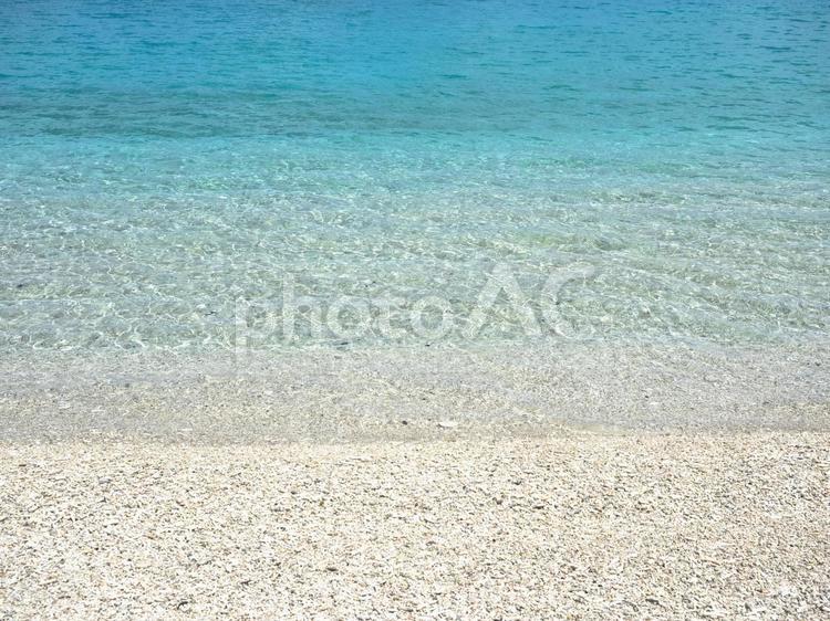 透明な海の水、波打ち際（座間味島)