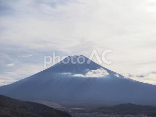 薄い雲と霞みがかった富士山