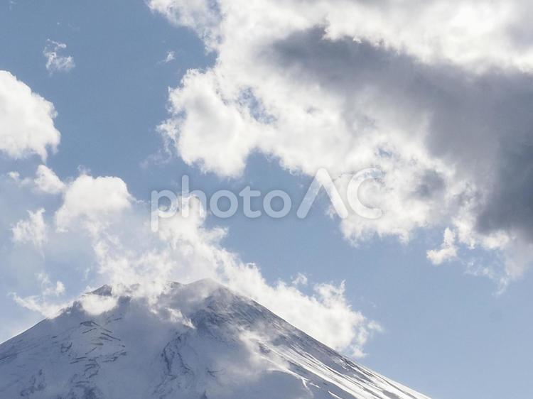 富士山と山頂に掛かる雲