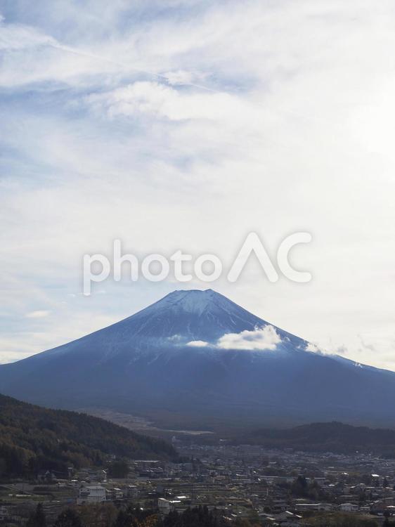 霞みがかった富士山と街並み