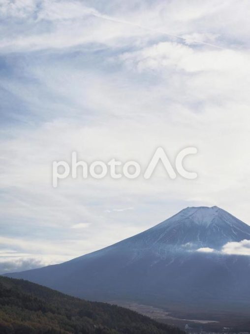 薄い雲と霞みがかった富士山