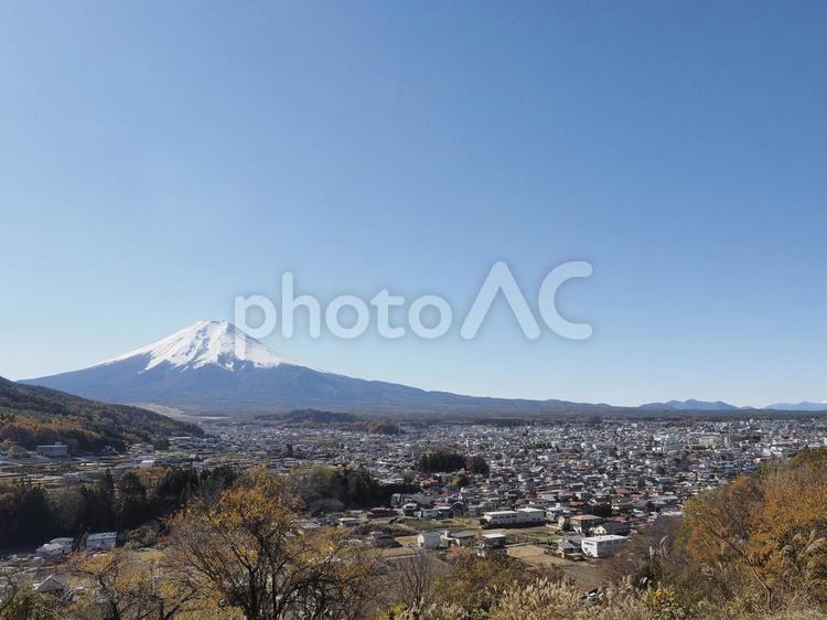 富士山と青空と富士吉田市の街並み