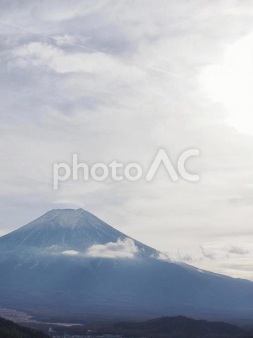 薄い雲と霞みがかった富士山