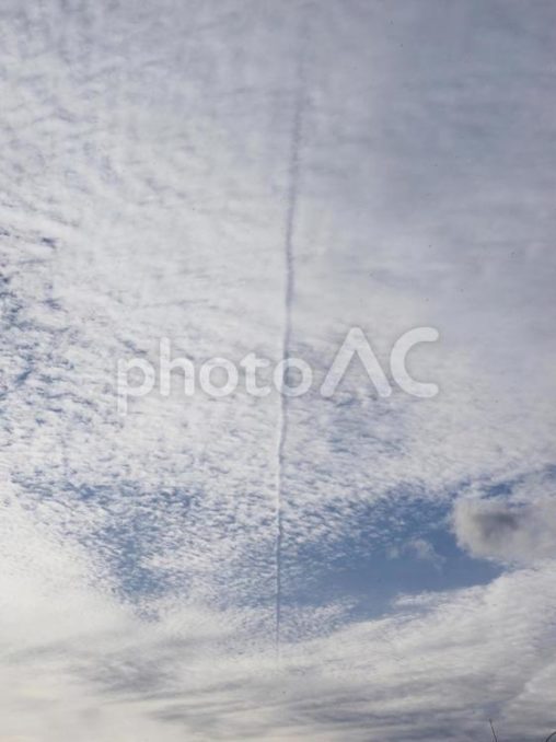 ウロコ雲とヒコウキ雲