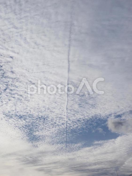 ウロコ雲とヒコウキ雲