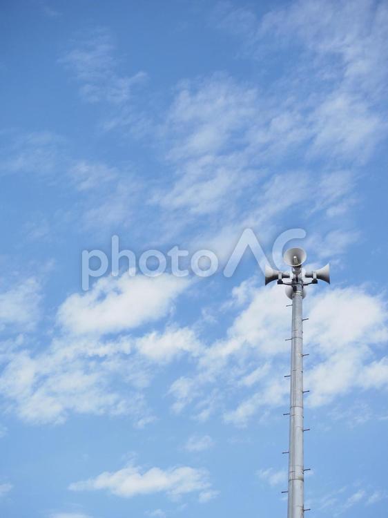 町内放送のスピーカーと青空
