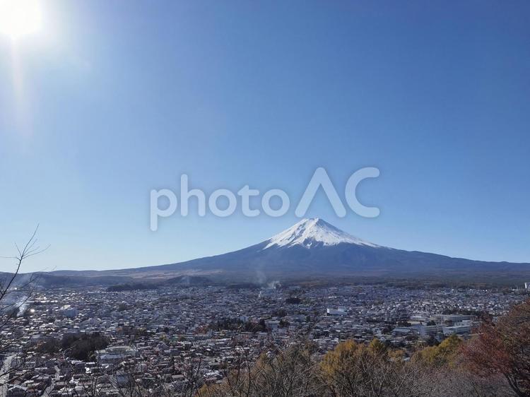 富士山と青空と街並み