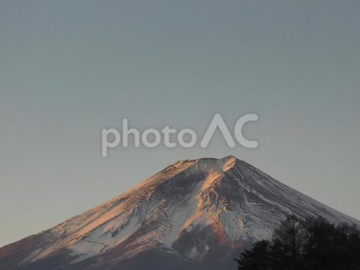 朝日を受ける富士山