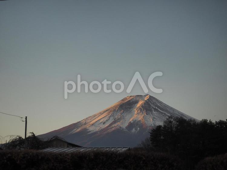 朝日を受ける富士山
