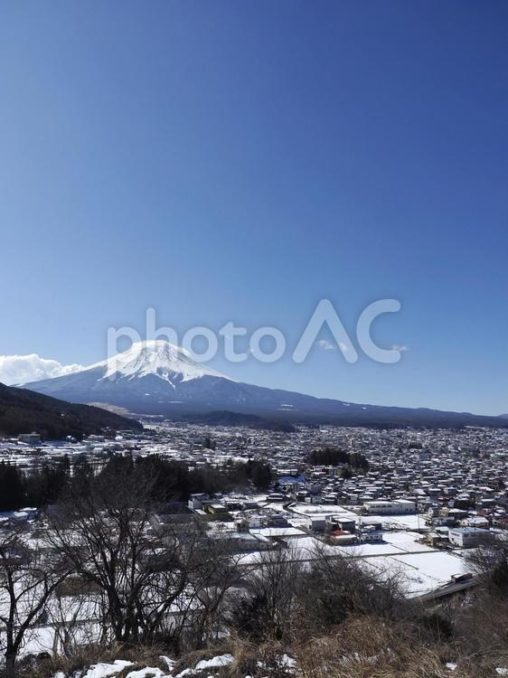 富士山と雪の富士吉田市の街並み