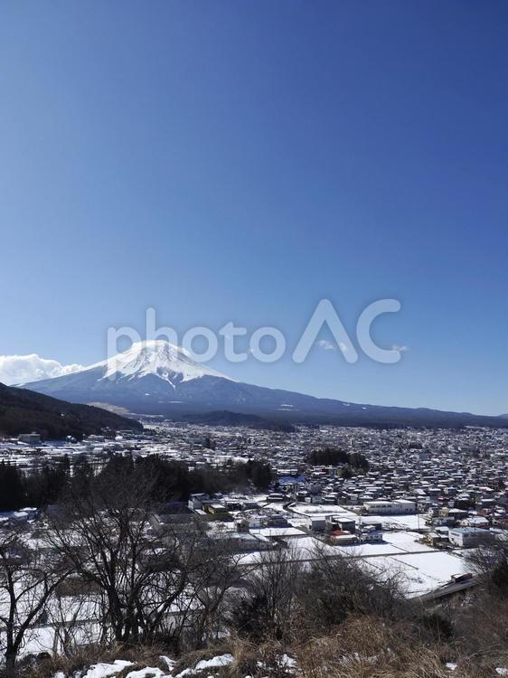 富士山と雪の富士吉田市の街並み