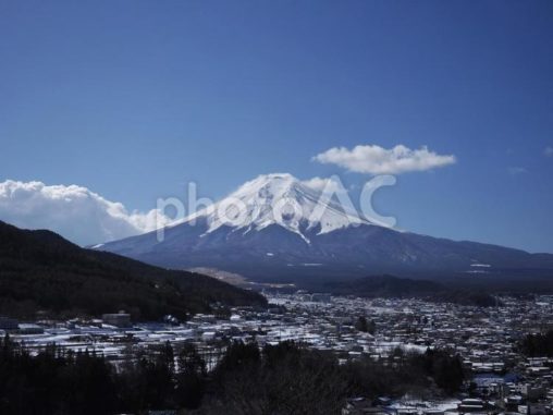 富士山と雪の富士吉田市の街並み