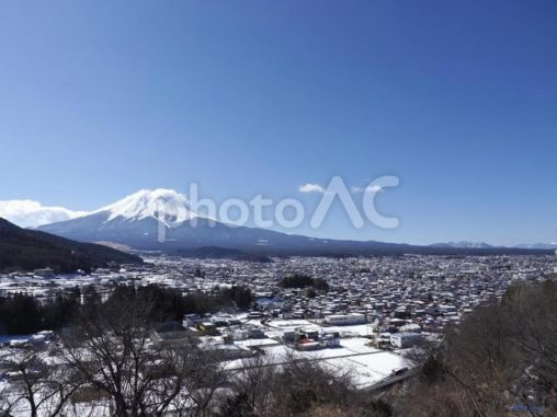 富士山と雪の富士吉田市の街並み