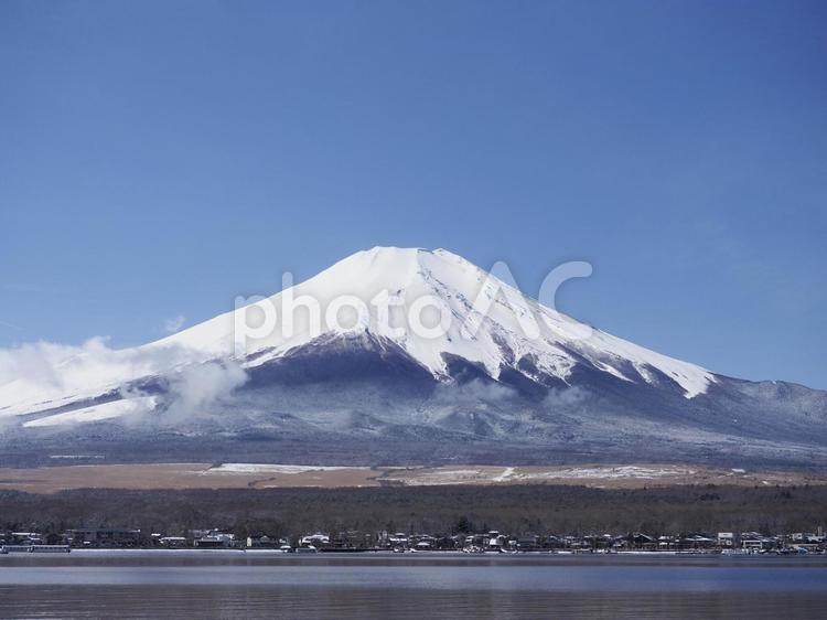 冬の富士山と山中湖