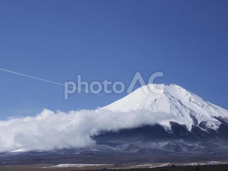 冬の富士山とヒコウキ雲