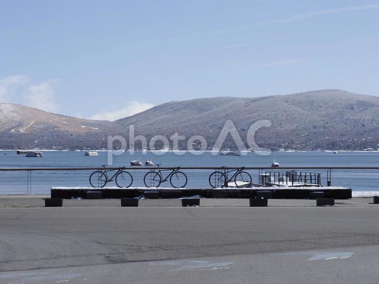 冬の山中湖と自転車のオブジェ
