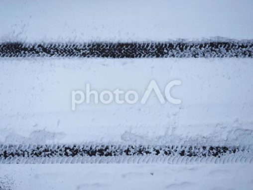 雪上のタイヤ痕