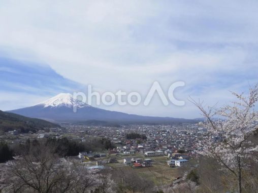 春の富士山と富士吉田市の街並み