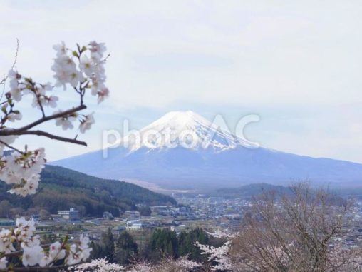 春の富士山と富士吉田市の街並み