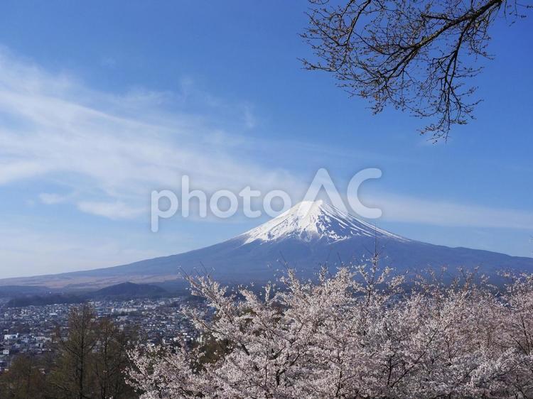 春の富士山と富士吉田市の街並み