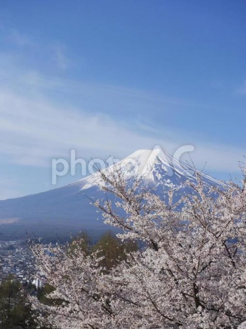 春の富士山と富士吉田市の街並み