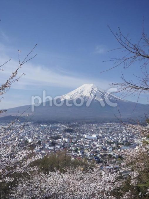 春の富士山と富士吉田市の街並み